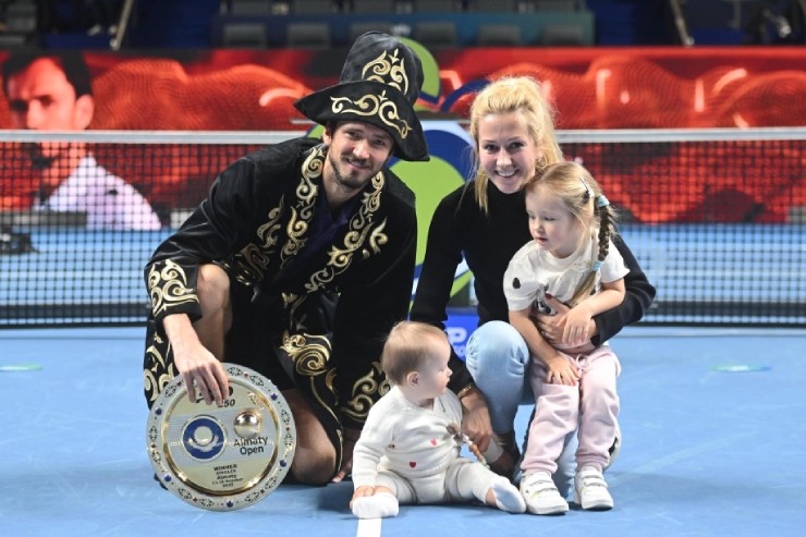 Daniil Medvedev tìm lại niềm vui, ăn mừng chức vô địch cùng gia đình trên sân quần vợt