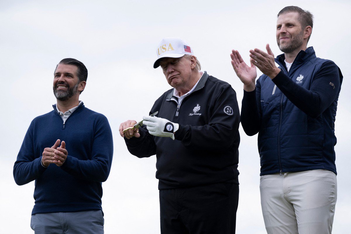 Tổng thống Hoa Kỳ Donald Trump (giữa), cùng hai con trai Eric Trump (phải) và Donald Trump Jr. (trái). 