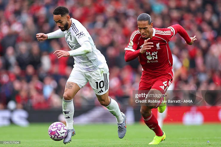 Van Dijk gặp khó khi truy cản Cunha