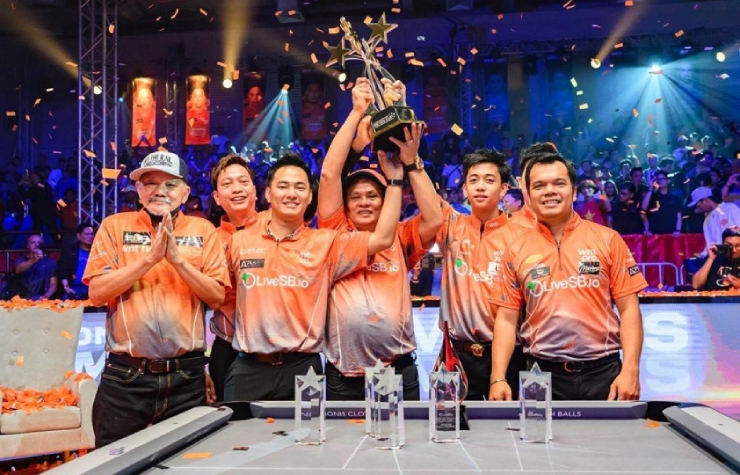 Hoàng "Sao" (thứ 2 từ trái sang) cùng đội châu Á lần thứ hai vô địch cúp đồng đội bi-a Reyes Cup