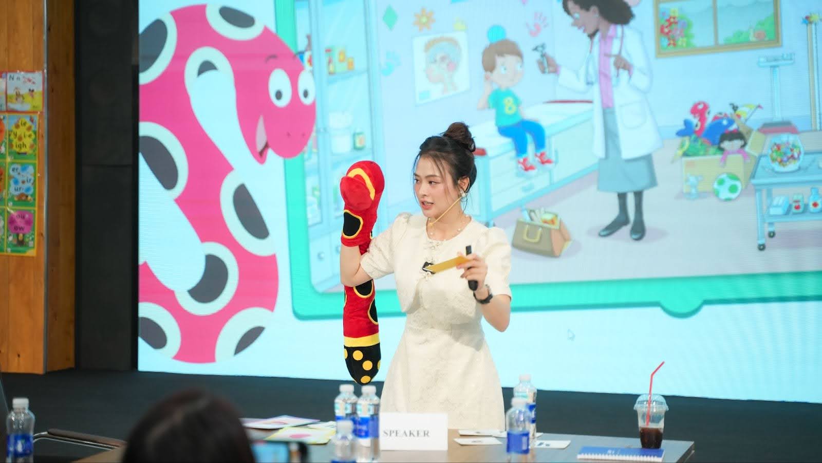 Một số hình ảnh đào tạo của Ms. Lại Xuân (Sue Sue) - Jolly Phonics Trainer chính thống từ Jolly Learning UK/ Co-founder Light Up English