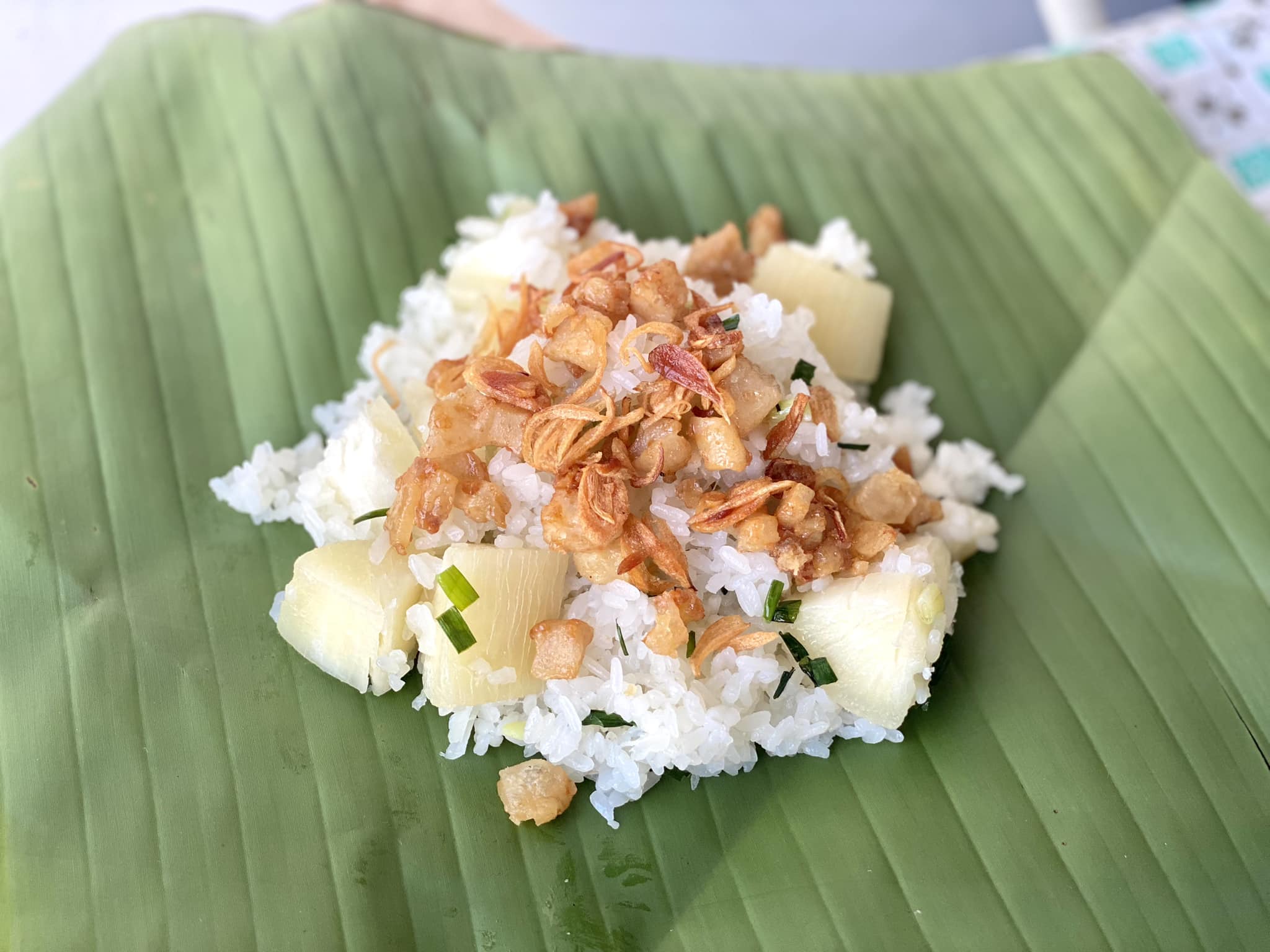 Khi ăn, rưới mỡ hành, tóp mỡ rim mắm và&nbsp;hành khô lên ăn kèm xôi rất ngon.