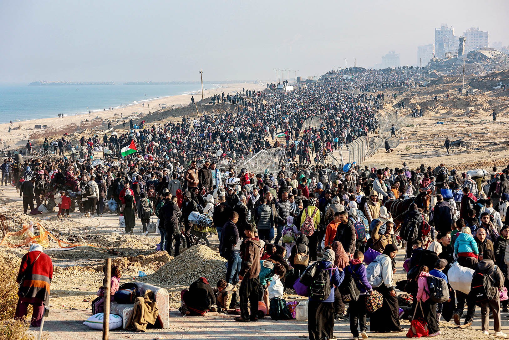 Hàng chục nghìn người Palestine đi bộ dọc bờ biển ở Dải Gaza để tránh chiến sự. Ảnh: Getty