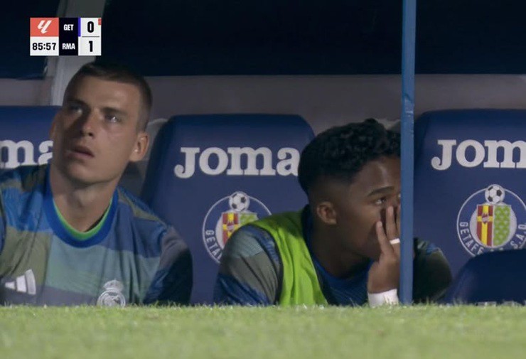 Real Madrid có biến: Endrick nổi giận đá chai nước vì không được thi đấu - 1