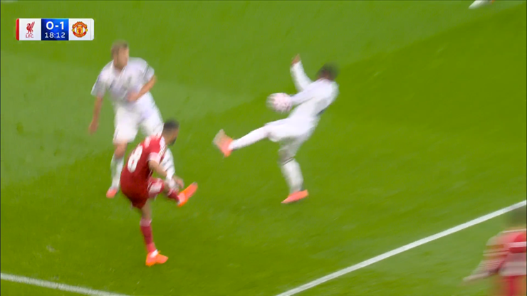 Gakpo tạt bóng từ cánh trái, bóng chạm tay Amad trong vòng cấm