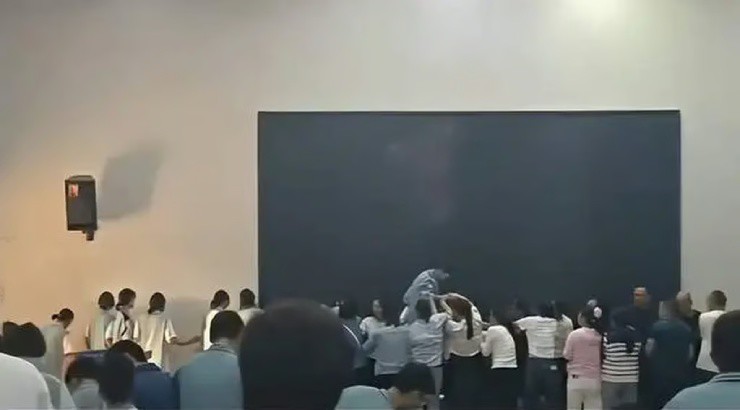 Cha mẹ quỳ xuống cho con bước qua, bài học về lòng biết ơn gây tranh cãi dự dội - 2