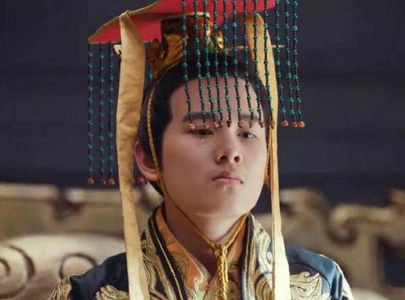 Hoàng đế nhỏ tuổi chứng kiến cảnh cha, mẹ cùng các anh em lần lượt bị quyền thần hại chết. Ảnh minh họa.