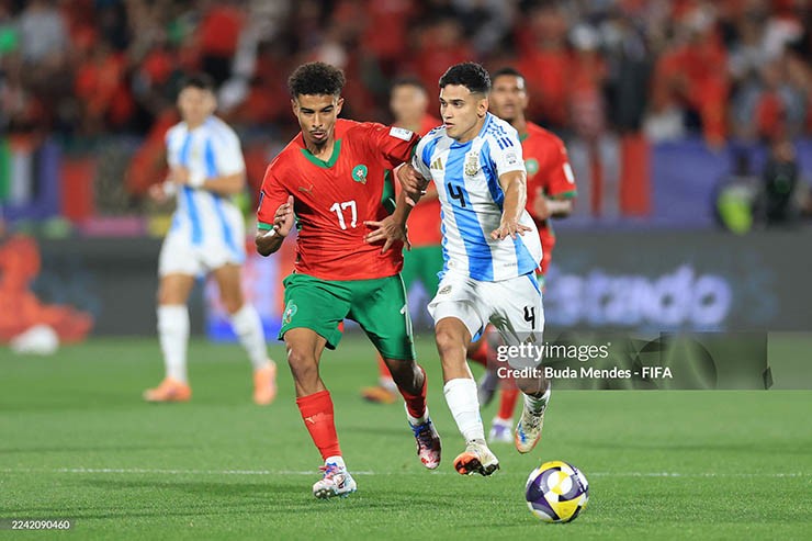 U20 Argentina (áo xanh trắng) gặp nhiều khó khăn trước U20 Morocco