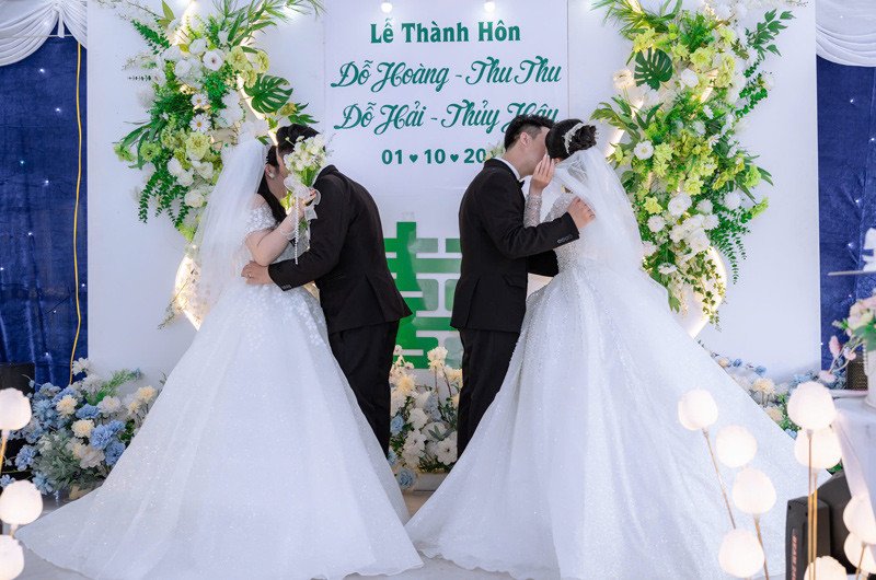 Hai cặp đôi có những phút giây đáng nhớ khi tổ chức đám cưới cùng ngày 