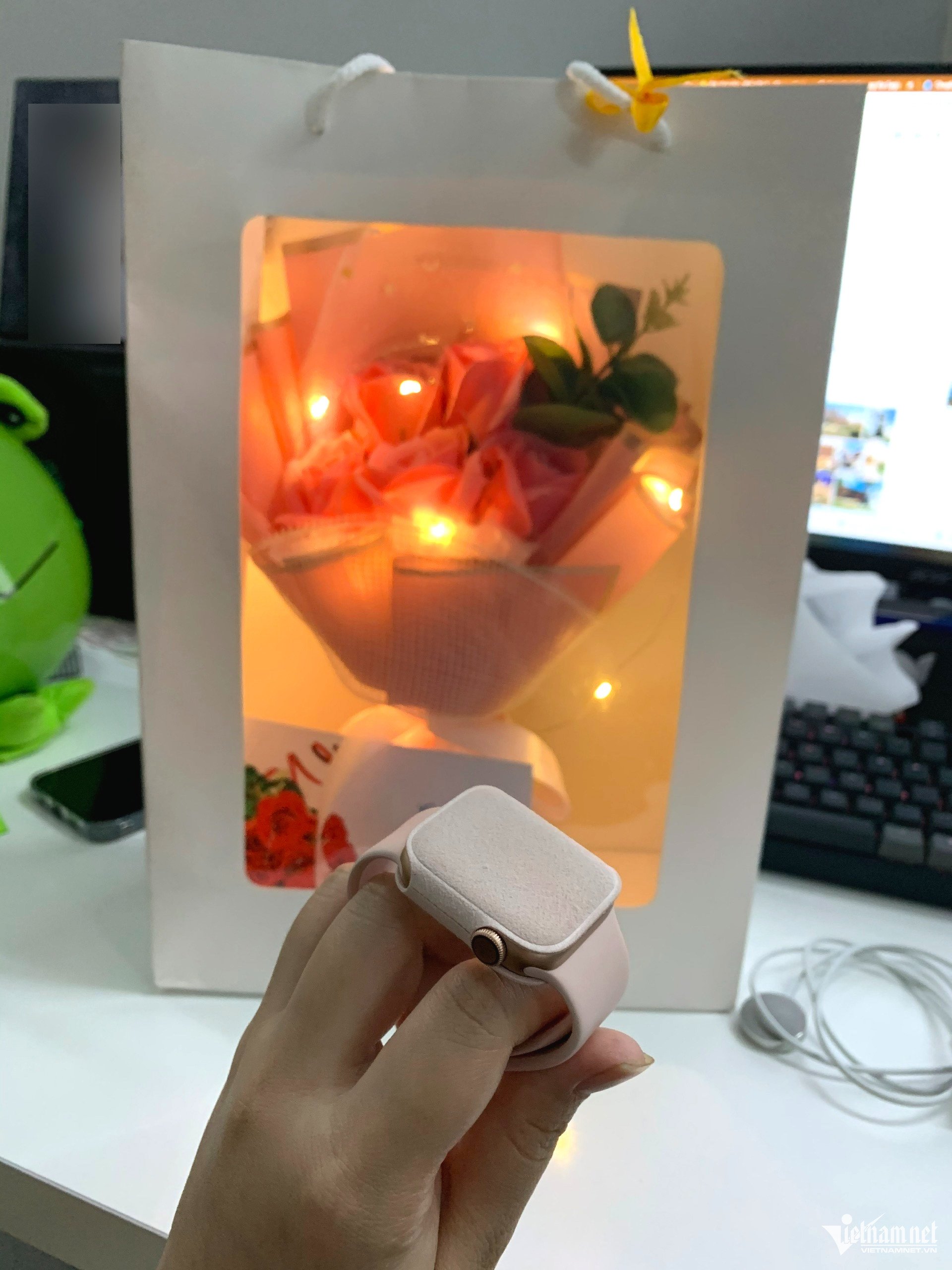 Chồng cũ từ chối tái hợp nhưng năm nào cũng tặng quà sinh nhật, 20/10, 8/3 cho vợ cũ vì muốn dạy con trai cách cư xử tử tế với phụ nữ. Ảnh minh họa
