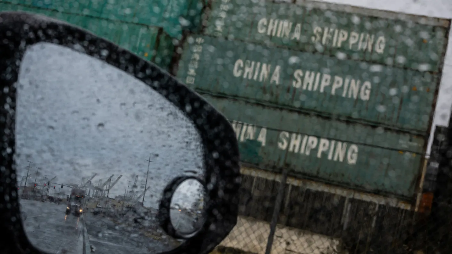 Các container vận chuyển của Trung Quốc được nhìn thấy tại cảng Oakland khi căng thẳng thương mại tiếp tục diễn ra do thuế quan của Hoa Kỳ với Trung Quốc, tại Oakland, California, vào ngày 12/5/2025.