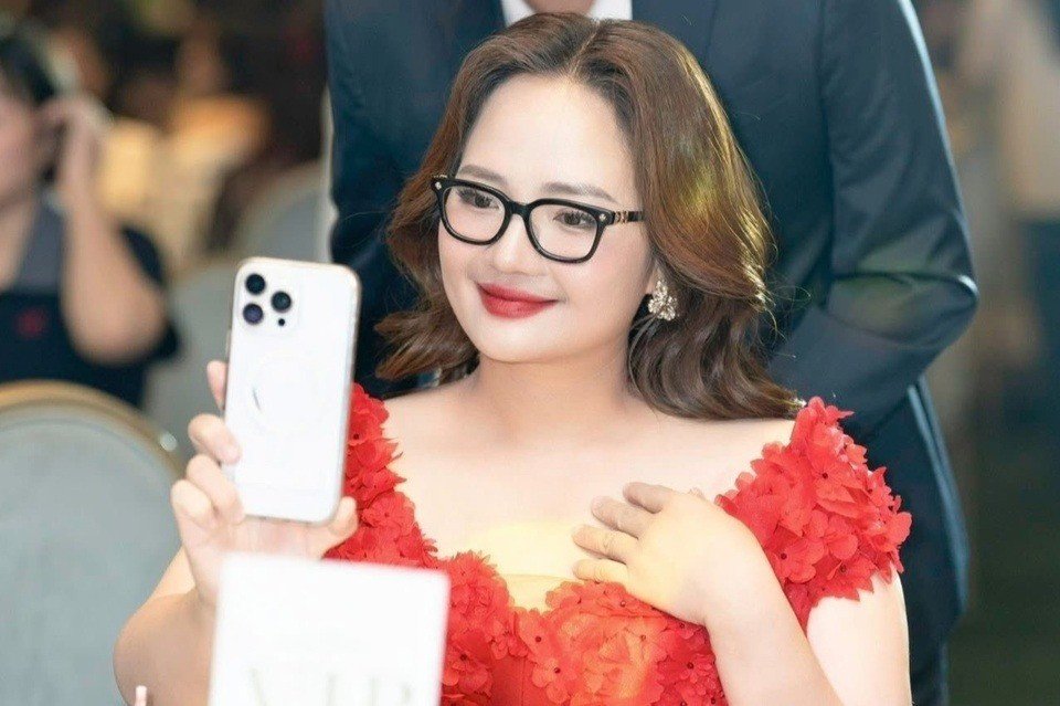 Hoàng Hường được tung hô là "nữ hoàng livestream" khi liên tục khoe mẽ giàu sang, rải tiền khắp nhà với các chiêu trò thu hút người xem, bán hàng kém chất lượng...