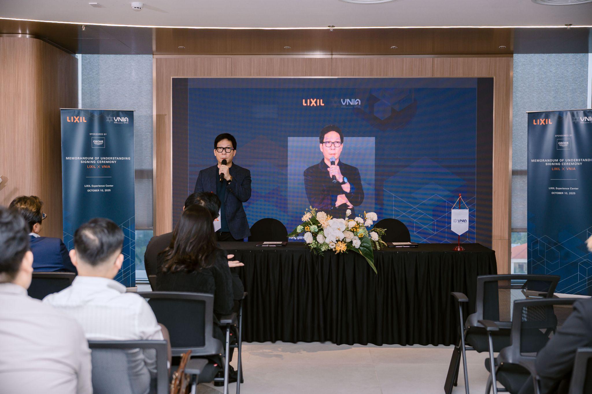 Đại diện Hội Nội thất Việt Nam phát biểu, ghi nhận đóng góp của LIXIL và bày tỏ kỳ vọng về những giá trị hợp tác chiến lược mang lại cho cộng đồng thiết kế.
