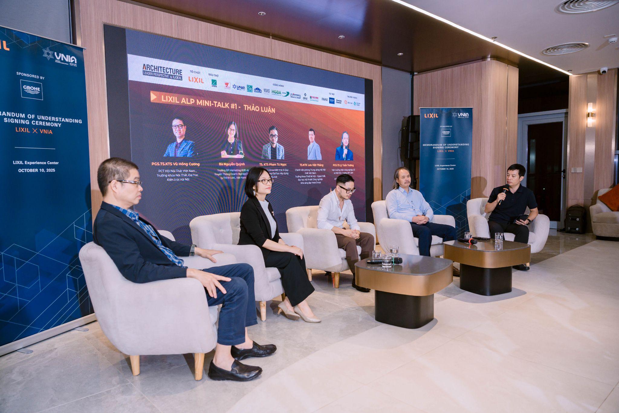 Từ trái qua phải: GS.TS.KTS Vũ Hồng Cương - Phó Chủ tịch VNIA; ThS Nguyễn Quỳnh - Trưởng BP Marketing B2B và Truyền thông doanh nghiệp LIXIL Việt Nam; TS. KTS Phạm Tú Ngọc - Giảng viên khoa Kiến trúc &amp; Quy hoạch, trường Đại học Xây dựng Hà Nội; PGS.TS Lý Tuấn Trường Viện trưởng Viện công nghiệp Gỗ và Nội thất - Trường ĐH Lâm Nghiệp, PCT Hội Nội thất Việt Nam; TS.NTK Lưu Việt Thắng - Chánh Văn phòng Trung ương Hội Nội thất Việt Nam, Trưởng khoa Thiết kế Nội – Ngoại thất, Đại học Mỹ thuật Công nghiệp.