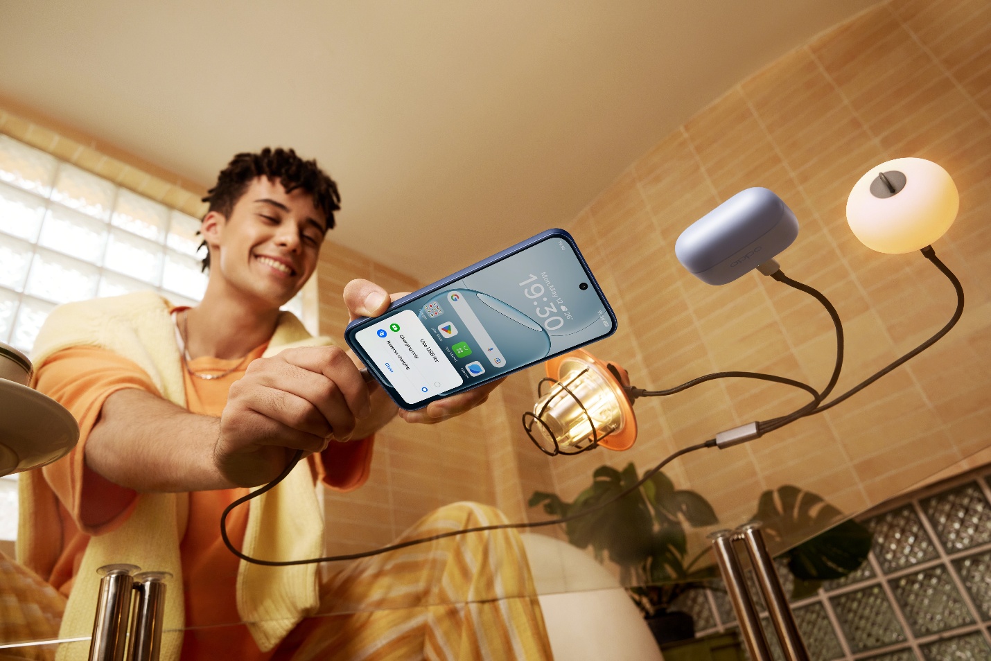 Khả năng sạc ngược của OPPO A6 Pro Series cho các thiết bị khác vô cùng ấn tượng