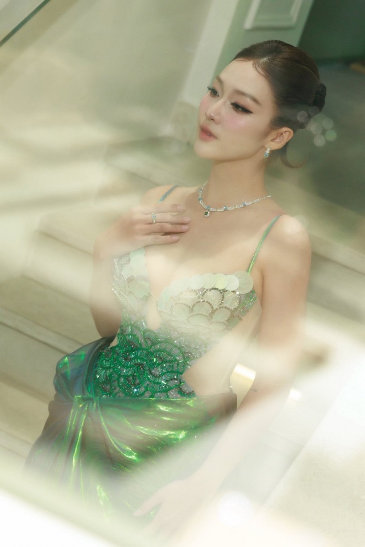 Trong chiếc váy cúp ngực ánh xanh ngọc, Khả Ngân tỏa sáng như 'nàng thơ' của điện ảnh Việt.