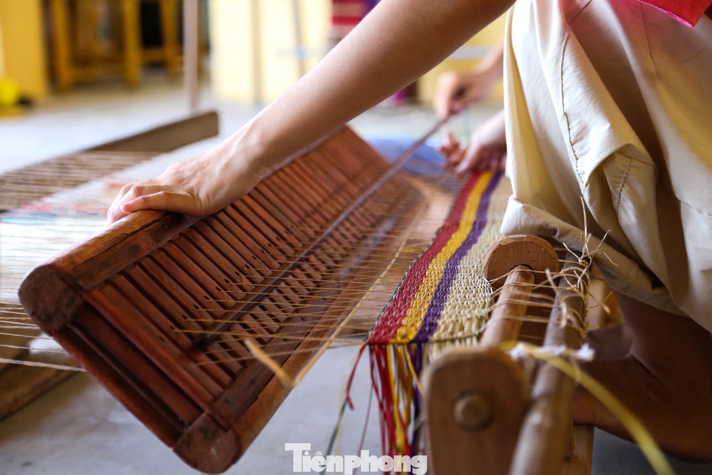 Khách Tây thích thú chẻ cói, dệt chiếu ở Hội An - 12