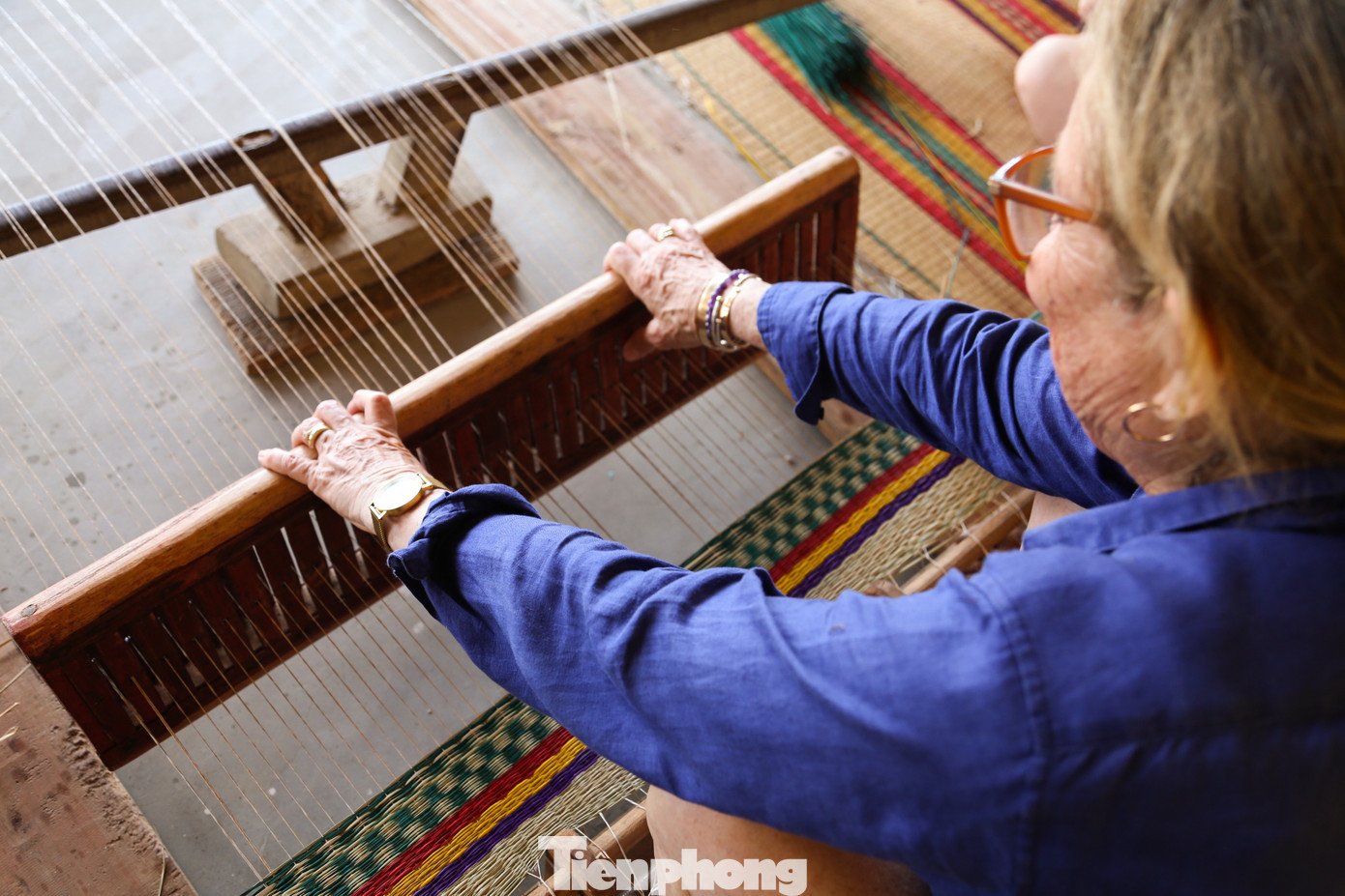 Khách Tây thích thú chẻ cói, dệt chiếu ở Hội An - 14