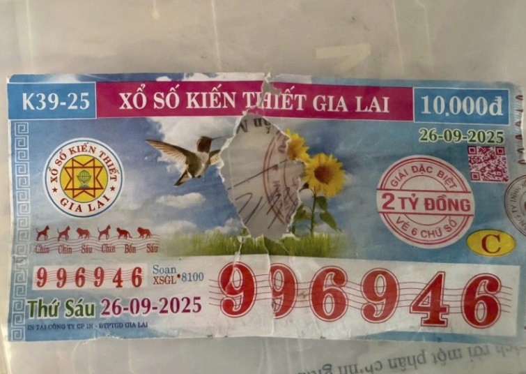 Tờ vé trúng thưởng giải đặc biệt 2 tỷ đồng bị rách. Ảnh: H.P