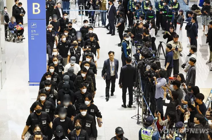 Những người Hàn Quốc bị giam giữ tại Campuchia với cáo buộc dính líu đường dây lừa đảo trực tuyến được hồi hương vào ngày 18-10. Ảnh: YONHAP