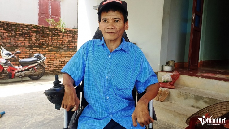 Ông Nguyễn Văn Sơn ở Ninh Bình mắc bệnh "người cây" hiếm gặp