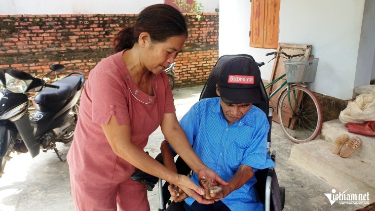 Ông được sự động viên, chia sẻ của người thân để chống chọi với căn bệnh lạ này