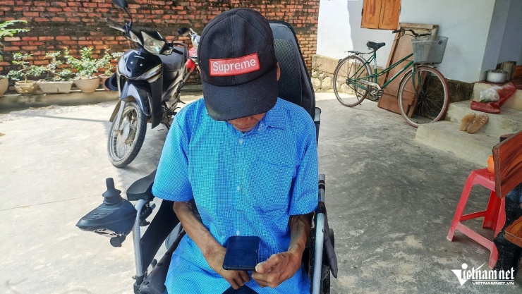 Niềm vui mỗi ngày là dùng chiếc điện thoại xem tin tức, lên mạng xã hội trò chuyện cùng bạn bè