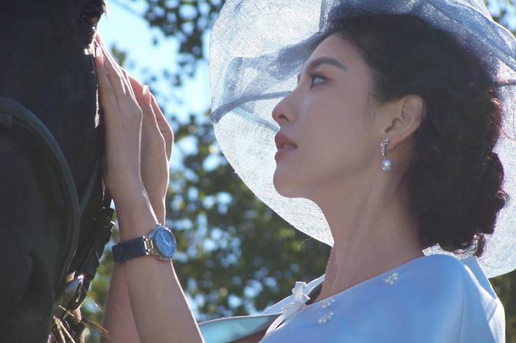 Trên phim, Chương Nhược Nam thường đóng vai cô gái có hoàn cảnh bình thường, ăn mặc giản dị, thậm chí còn chẳng trang điểm. Nên netizen lại càng bất ngờ khi thấy nữ diễn viên nhìn sang chảnh hết mức trong tạo hình tiểu thư.