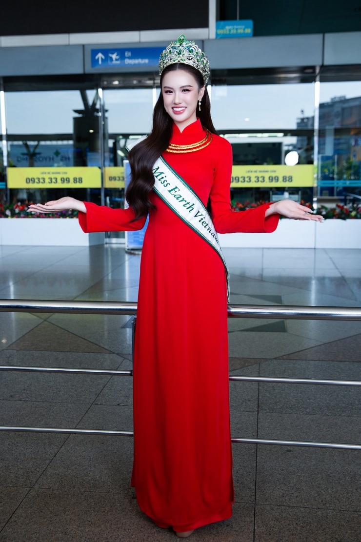 Ngày 20/10, đại diện Việt Nam - Trịnh Mỹ Anh đã lên đường sang Philippines để tham dự cuộc thi Hoa hậu Trái Đất 2025. Cô xuất hiện nổi bật ở sân bay khi diện áo dài màu đỏ, đeo kiềng vàng. “Tôi muốn dùng tiếng nói, hành động và niềm tin của mình để khơi dậy ý thức cộng đồng, cùng chung tay xây dựng một thế giới xanh, sạch, bền vững cho hôm nay và mai sau”, Mỹ Anh chia sẻ về mục đích đến với cuộc thi.