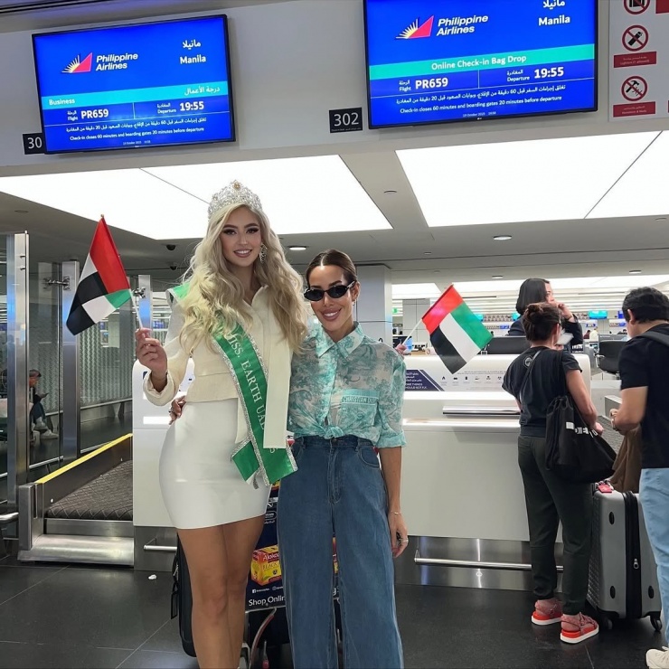 Đại diện UAE - Ana Zafyra diện trang phục tông màu trắng thanh lịch ở sân bay. Năm ngoái đại diện UAE là người đẹp Noura Al Jasmi đã lọt vào top 20. Đây là thành tích hiếm hoi của UAE ở các cuộc thi sắc đẹp quốc tế trong những năm gần đây.