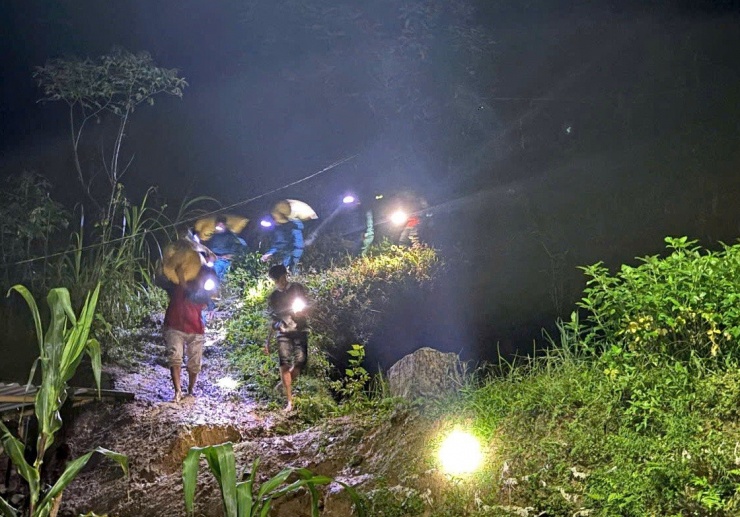 Di dời các hộ dân dưới chân núi có vết nứt nguy hiểm đến nơi an toàn ngay trong đêm.