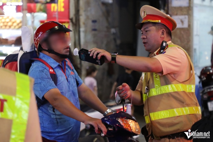 Vi phạm nồng độ cồn kịch khung, tài xế ở Hà Nội nói đang đi mua mồi nhậu tiếp - 2