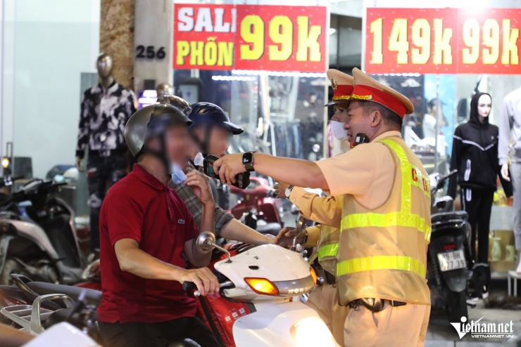 Vi phạm nồng độ cồn kịch khung, tài xế ở Hà Nội nói đang đi mua mồi nhậu tiếp - 1