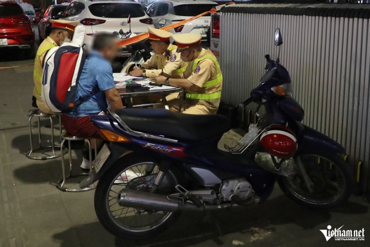 Vi phạm nồng độ cồn kịch khung, tài xế ở Hà Nội nói đang đi mua mồi nhậu tiếp - 3