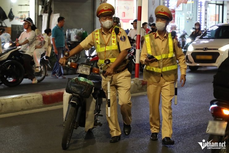 Vi phạm nồng độ cồn kịch khung, tài xế ở Hà Nội nói đang đi mua mồi nhậu tiếp - 5