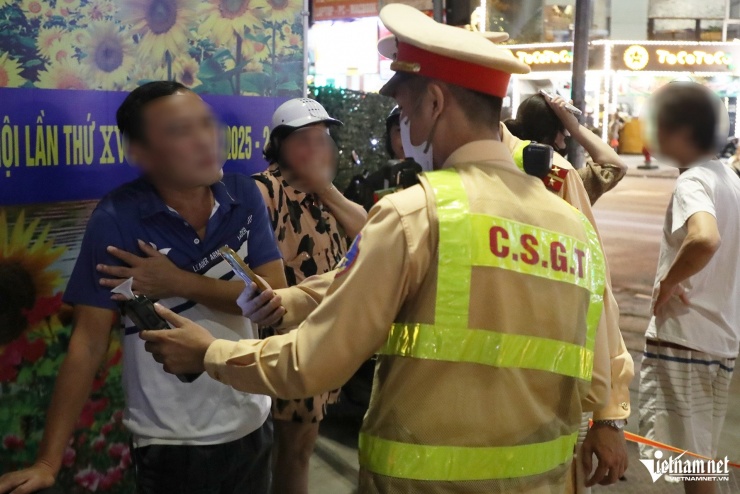 Vi phạm nồng độ cồn kịch khung, tài xế ở Hà Nội nói đang đi mua mồi nhậu tiếp - 7