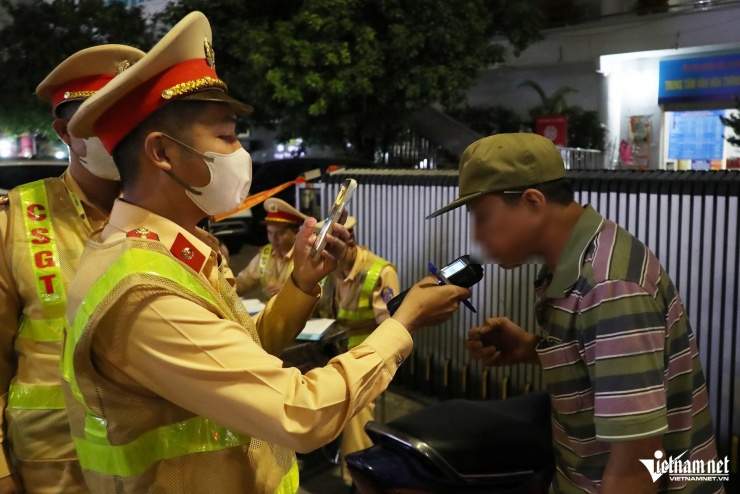 Vi phạm nồng độ cồn kịch khung, tài xế ở Hà Nội nói đang đi mua mồi nhậu tiếp - 6