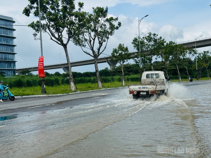 Tuyến đường Như Nguyệt thường xuyên bị bong bật gạch lát, sụt lún vỉa hè sau các đợt mưa bão do nằm ở vị trí cửa sông Hàn. Với nền thấp và kết cấu không chịu được lực sóng lớn, khu vực này chịu tác động mạnh từ biến đổi khí hậu và bão lớn, gây ảnh hưởng nghiêm trọng đến hạ tầng đô thị ven sông, ven biển của thành phố.