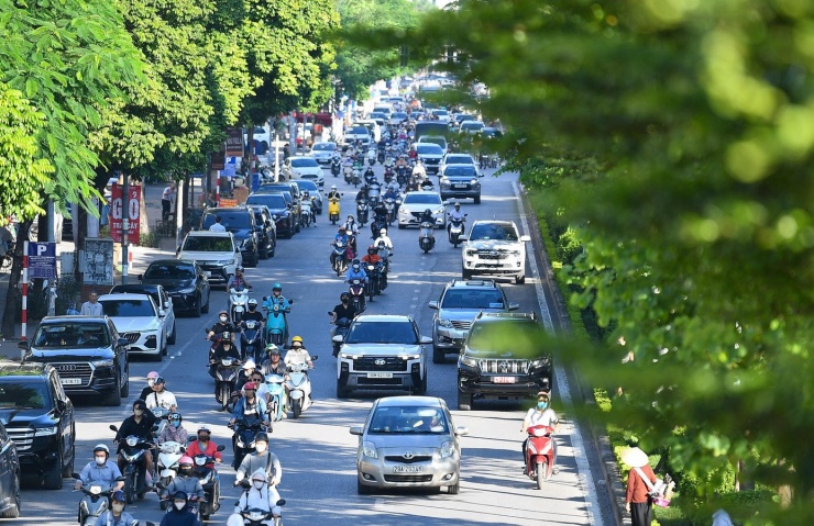 Hà Nội giữa tiết giao mùa: Se lạnh buổi sớm, rực rỡ nắng trưa - 1