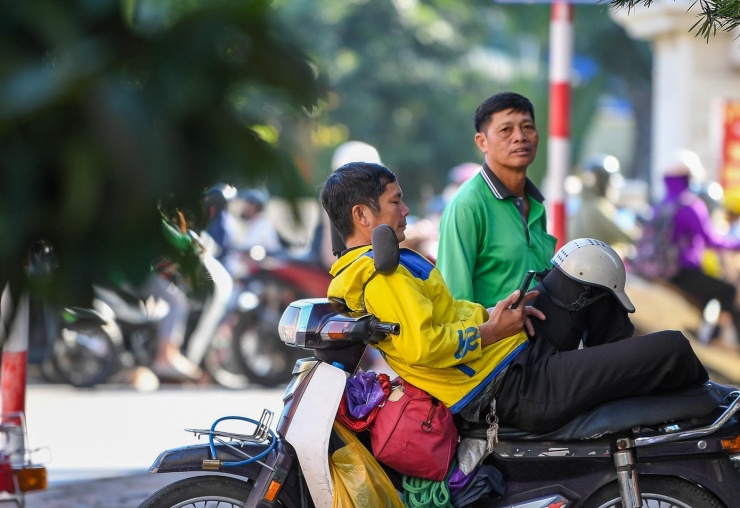 Hà Nội giữa tiết giao mùa: Se lạnh buổi sớm, rực rỡ nắng trưa - 5