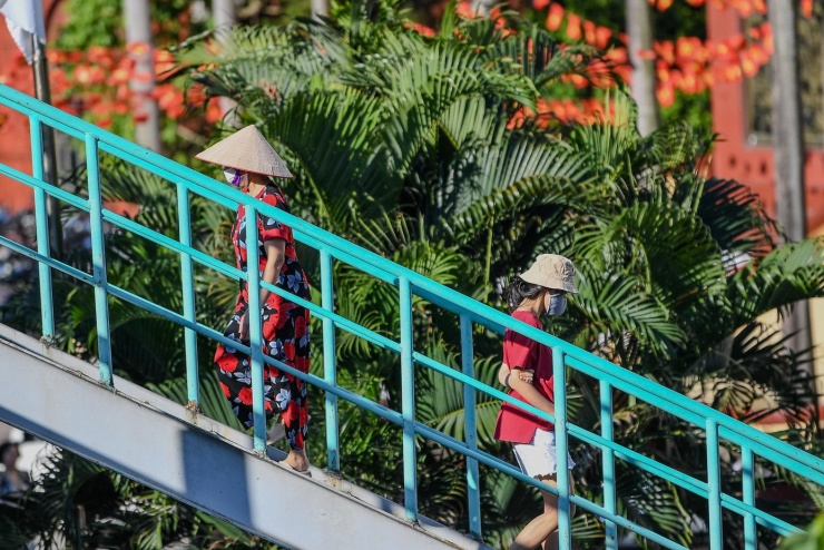 Hà Nội giữa tiết giao mùa: Se lạnh buổi sớm, rực rỡ nắng trưa - 10