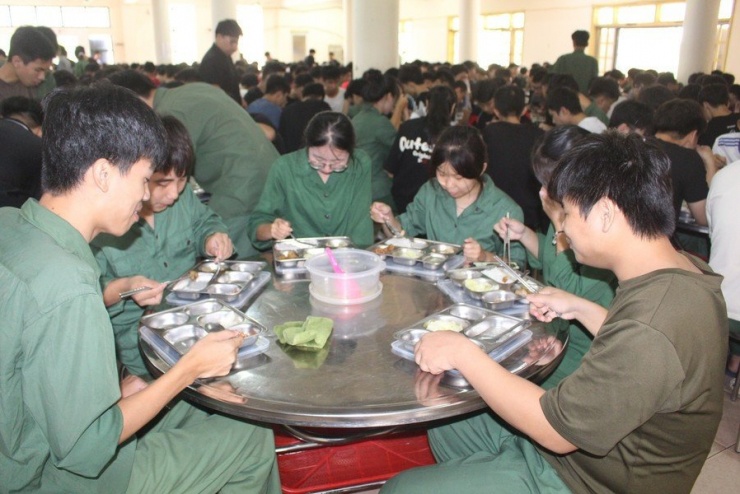 Sinh viên ăn trưa tại Trung tâm Giáo dục Quốc phòng và an ninh- ĐH Thái Nguyên