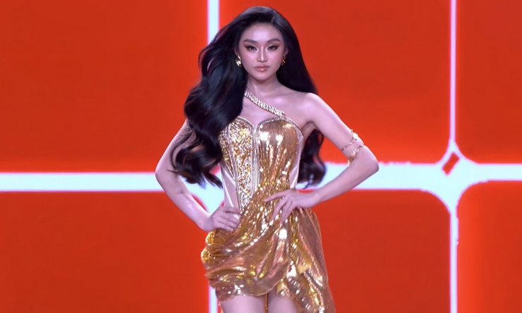 Yến Nhi trong tiết mục mở màn ở chung kết Miss Grand International.