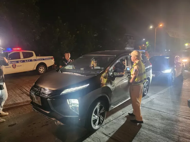 CSGT kiểm tra nồng độ cồn đối với người điều khiển phương tiện tham gia giao thông. Ảnh: PV