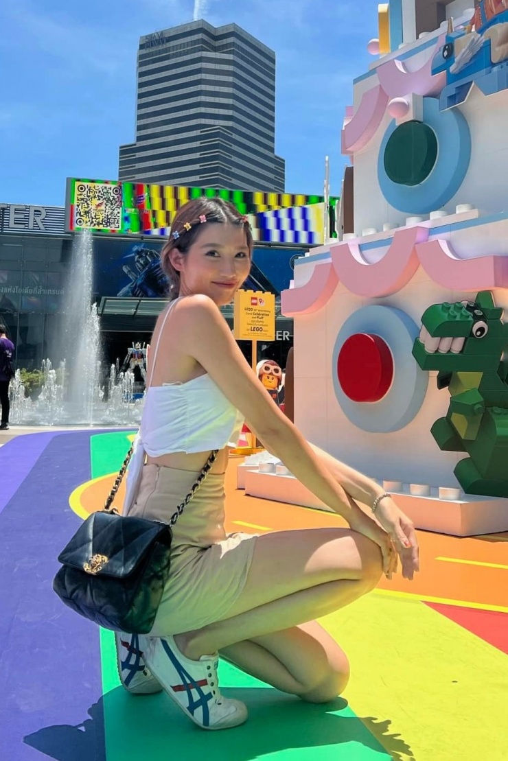 Xây dựng hình ảnh trẻ trung, không cầu kỳ hàng hiệu, Chế Nguyễn Quỳnh Châu trung thành với chiếc túi Chanel 19 màu đen.