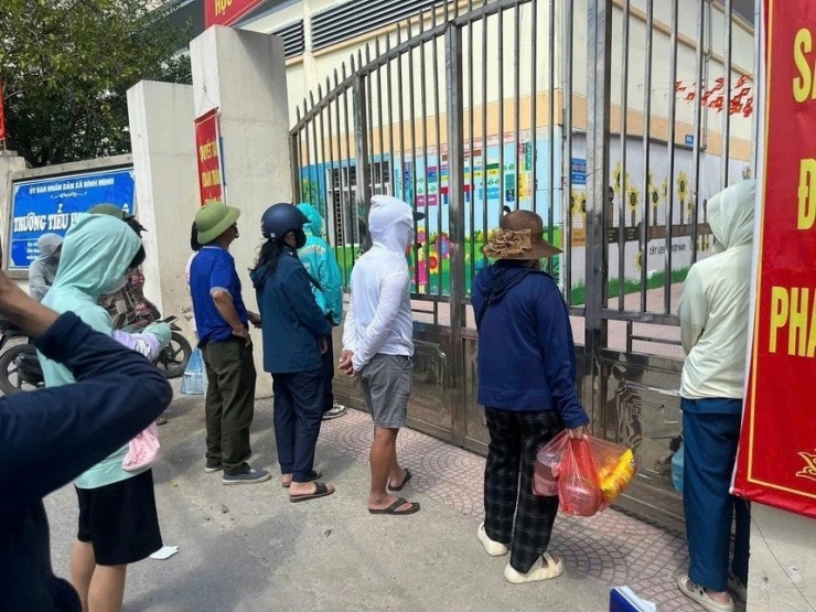 Phụ huynh Trường tiểu học Cự Khê chờ mang cơm trưa cho con ngày 20/10. (ảnh: Phụ huynh cung cấp)