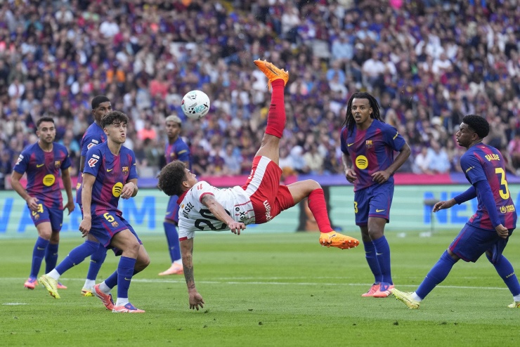 Liên quan kinh doanh đặt cược đua ngựa, đua chó và bóng đá quốc tế, các doanh nghiệp đề xuất xem xét nâng mức đặt cược tối đa lên 100 triệu đồng/người/ngày. Ảnh: EFE