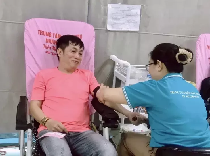 Ông Ngô Văn Dư (50 tuổi, ngụ quận 10, TP.HCM) tham gia hiến máu tình nguyện từ năm 24 tuổi, đến nay đã hiến máu được 112 lần. Ảnh: NVCC