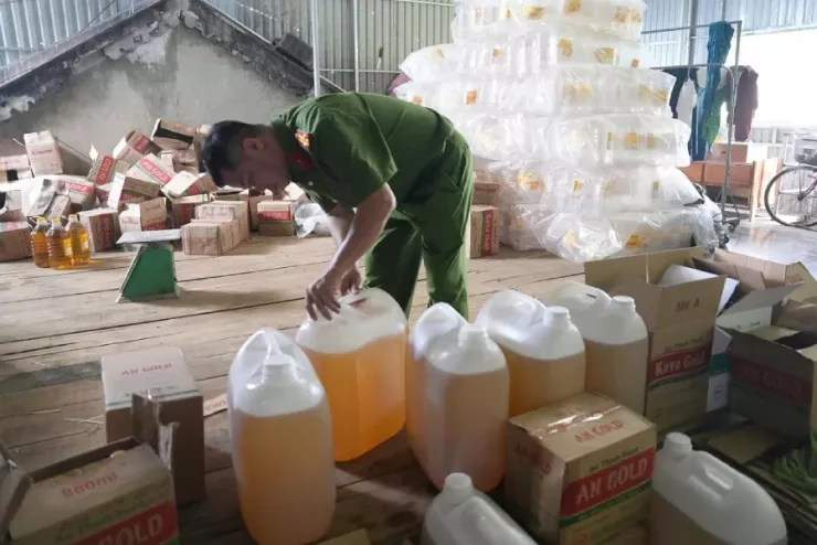 Công an kiểm tra, thu giữ tang vật.