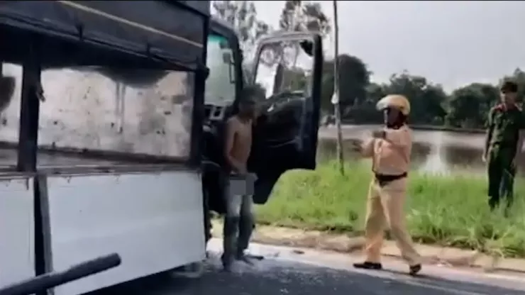 Tài xế ngáo đá xuống xe tấn công lực lượng CSGT. Ảnh cắt từ clip.